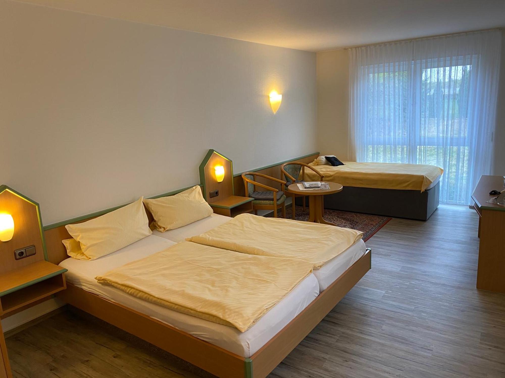 Hotel Garni Am Brunnenplatz Герольштайн Экстерьер фото