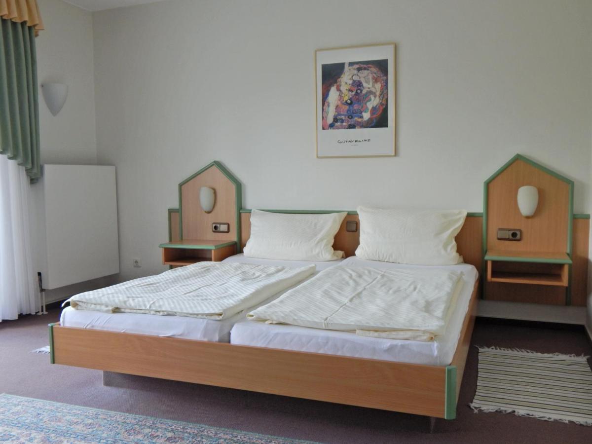 Hotel Garni Am Brunnenplatz Герольштайн Экстерьер фото
